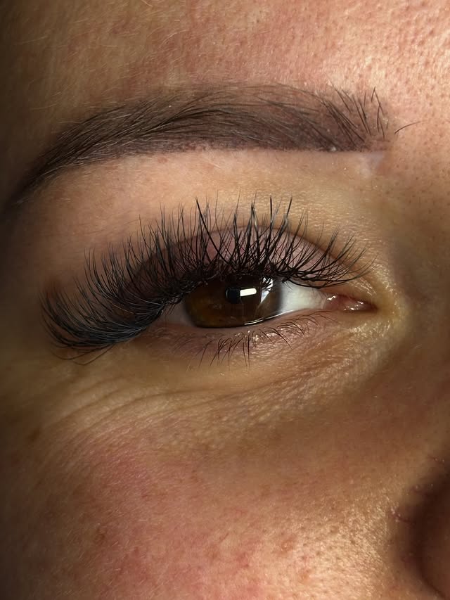 Pose mixte 🫶🏼
Un cil à cils et un bouquet 4D
Courbure en C
La longueur évolue jusqu’au 14mm
Forme œil de chat ✨